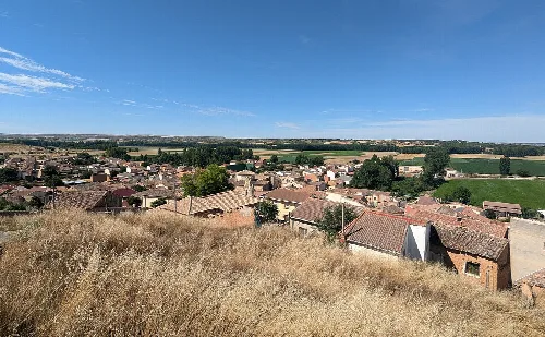 Panoramic view of Hoyales de Roa with houses and rural fields.