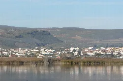 Blick auf die Stadt Padul und Hügel von der Lagune aus.