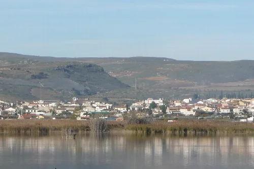 Blick auf die Stadt Padul und Hügel von der Lagune aus.