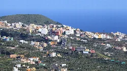 Vista de San Andrés y Sauces con casas y la costa en el fondo.