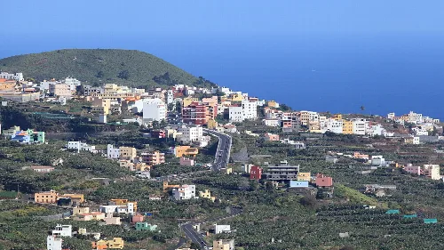 Blick auf San Andrés y Sauces mit Häusern und Küste im Hintergrund.