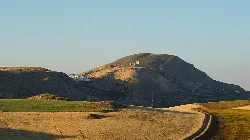 Paisaje con colinas y un castillo en la cima en Teba, Málaga.