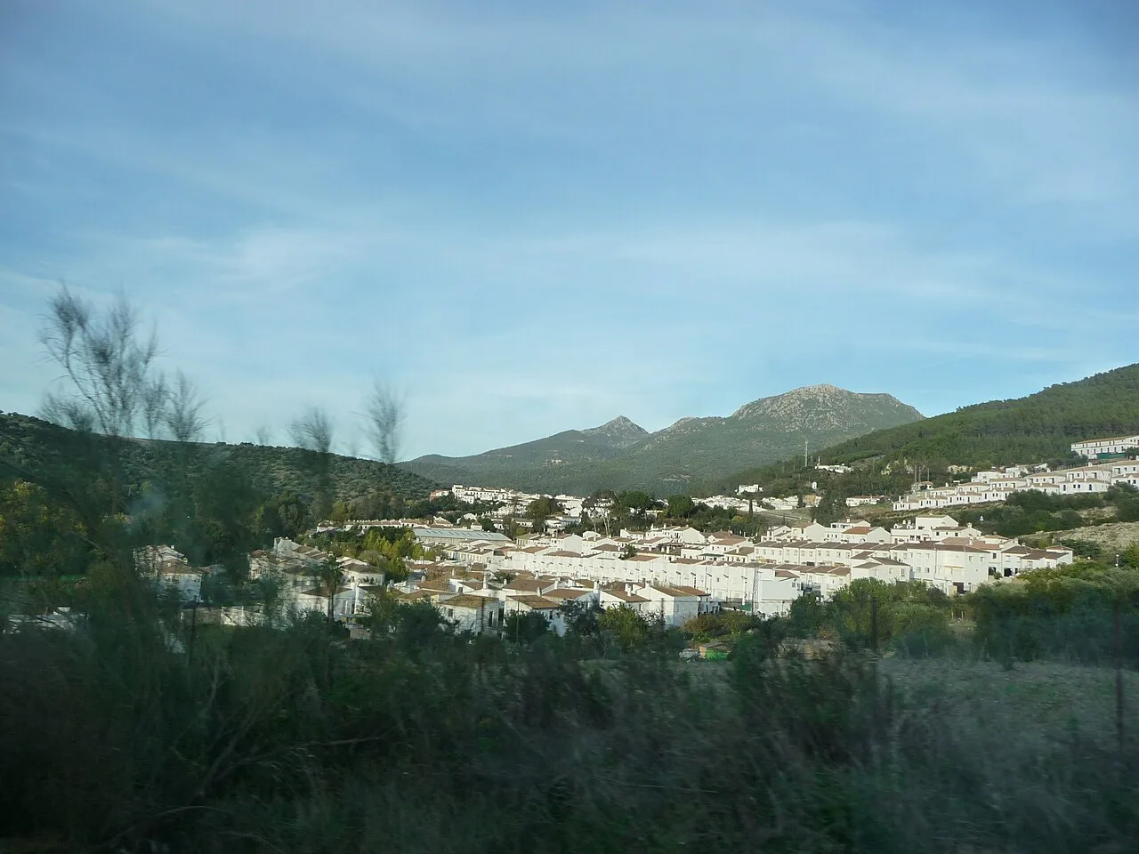 Landscape of El Bosque with mountains and white houses.