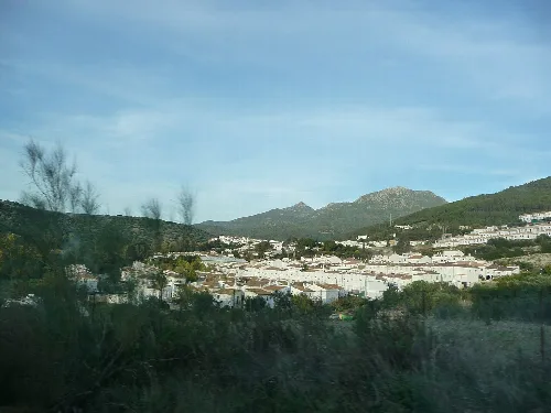 Landschaft von El Bosque mit Bergen und weißen Häusern.