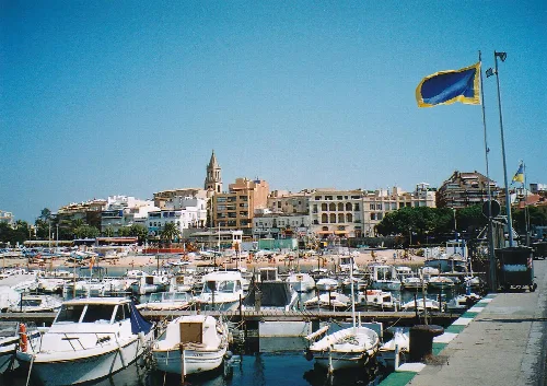 Brücke mit Flaggen und Yachten im Hafen von Palamós.