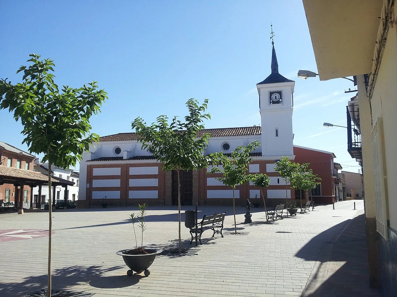 Plaza Mayor e Iglesia de San Carlos Borromeo en Las Labores, Provincia de Ciudad Real