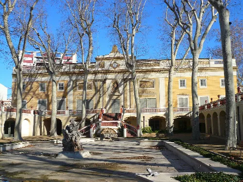 Palau Falguera mit Bäumen und Innenhof in Sant Feliu de Llobregat.