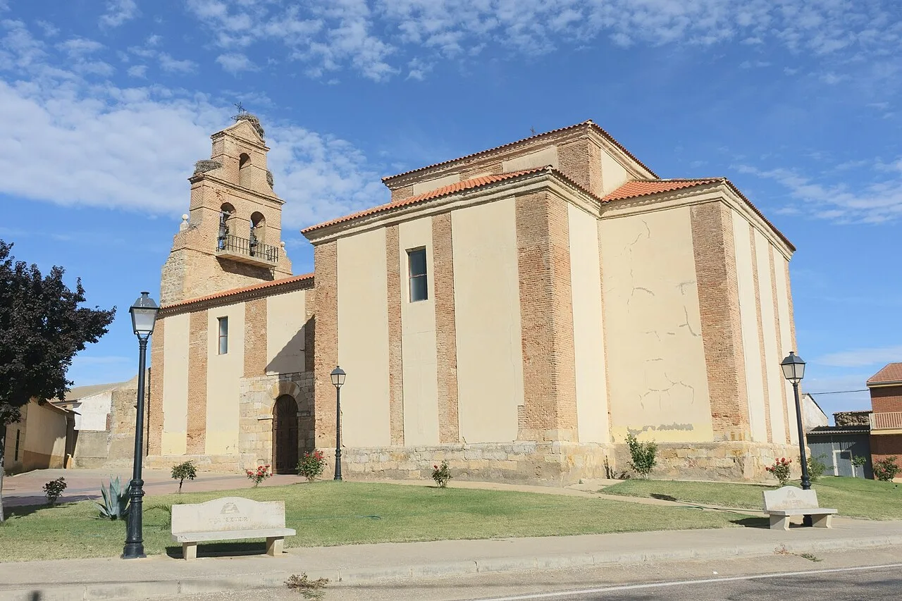 Kirche San Pelayo mit Turm und schlichter Fassade in Cañizo.