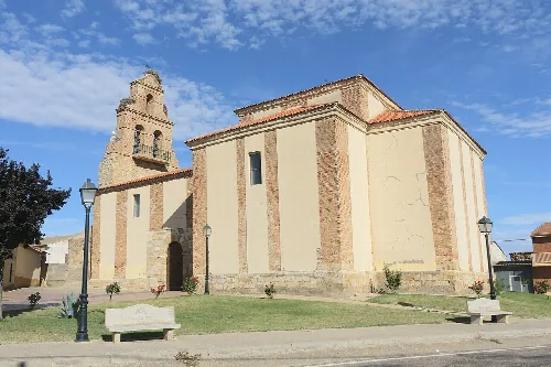 Kirche San Pelayo mit Turm und schlichter Fassade in Cañizo.