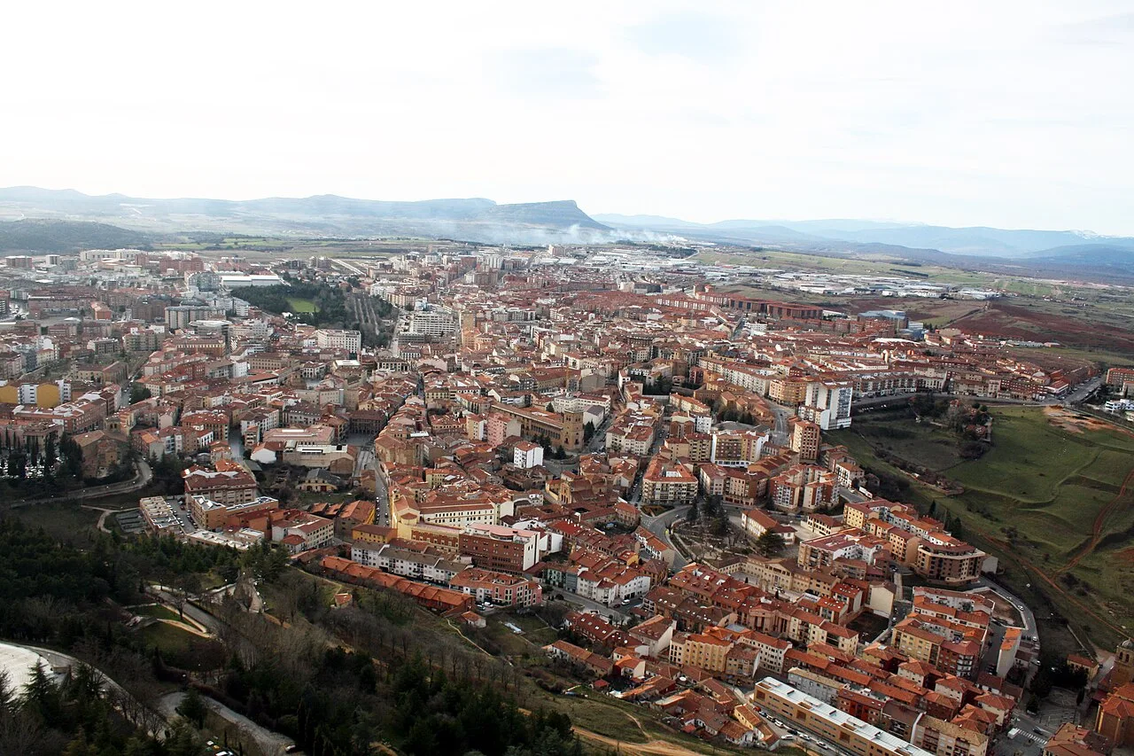 Luftaufnahme von Soria mit Gebäuden und ländlicher Landschaft vom Schloss aus.