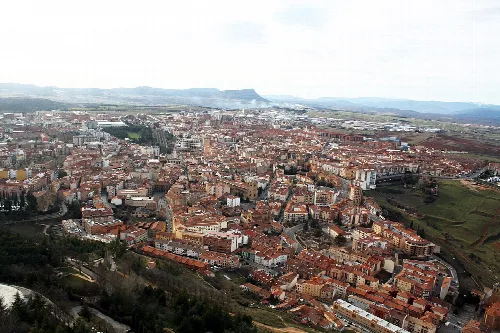 Luftaufnahme von Soria mit Gebäuden und ländlicher Landschaft vom Schloss aus.