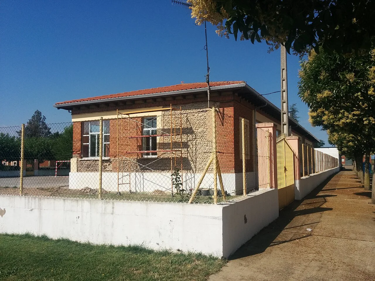 lateral de las escuelas de Urdiales del Páramo
