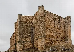 Ruins einer Kirche mit Steinmauern und verfallener Struktur.
