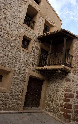 Casa morisca con balcón de madera y fachada de piedra en Gea de Albarracín.