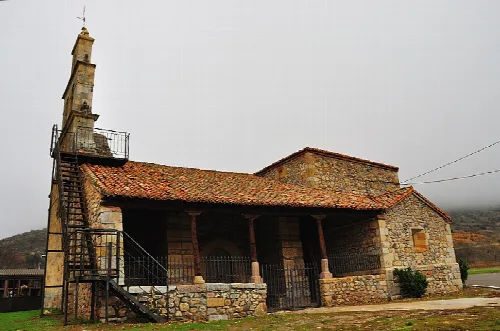 Iglesia de Valdepiélago, en León, España.