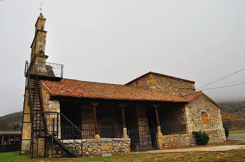 Iglesia de Valdepiélago, en León, España.