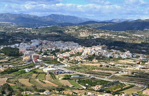Vista aérea de Benitachell con montañas y campos agrícolas