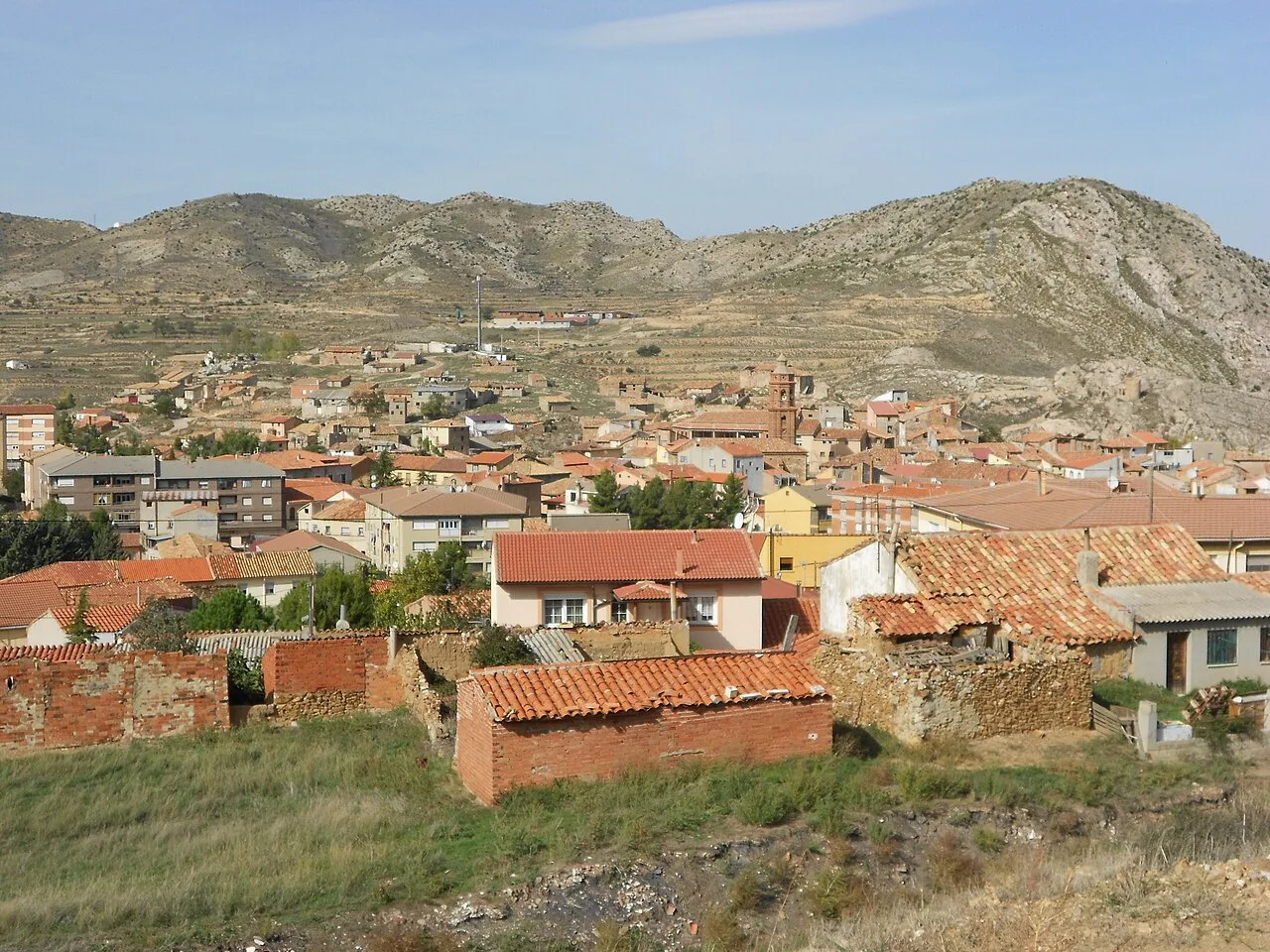 Blick auf Häuser und Berge in Utrillas, Teruel, Aragón, Spanien.