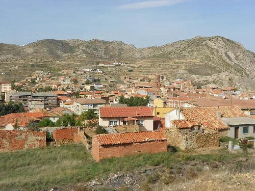 Blick auf Häuser und Berge in Utrillas, Teruel, Aragón, Spanien.