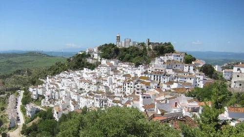 Panoramablick auf Casares mit weißen Häusern und einer Burg auf dem Hügel.