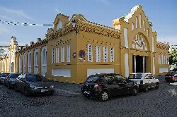 Markthalle mit dekorativen Details und weißen Fenstern in Lora del Río.