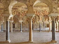 Vista del Salón Rico con columnas y arcos en Córdoba