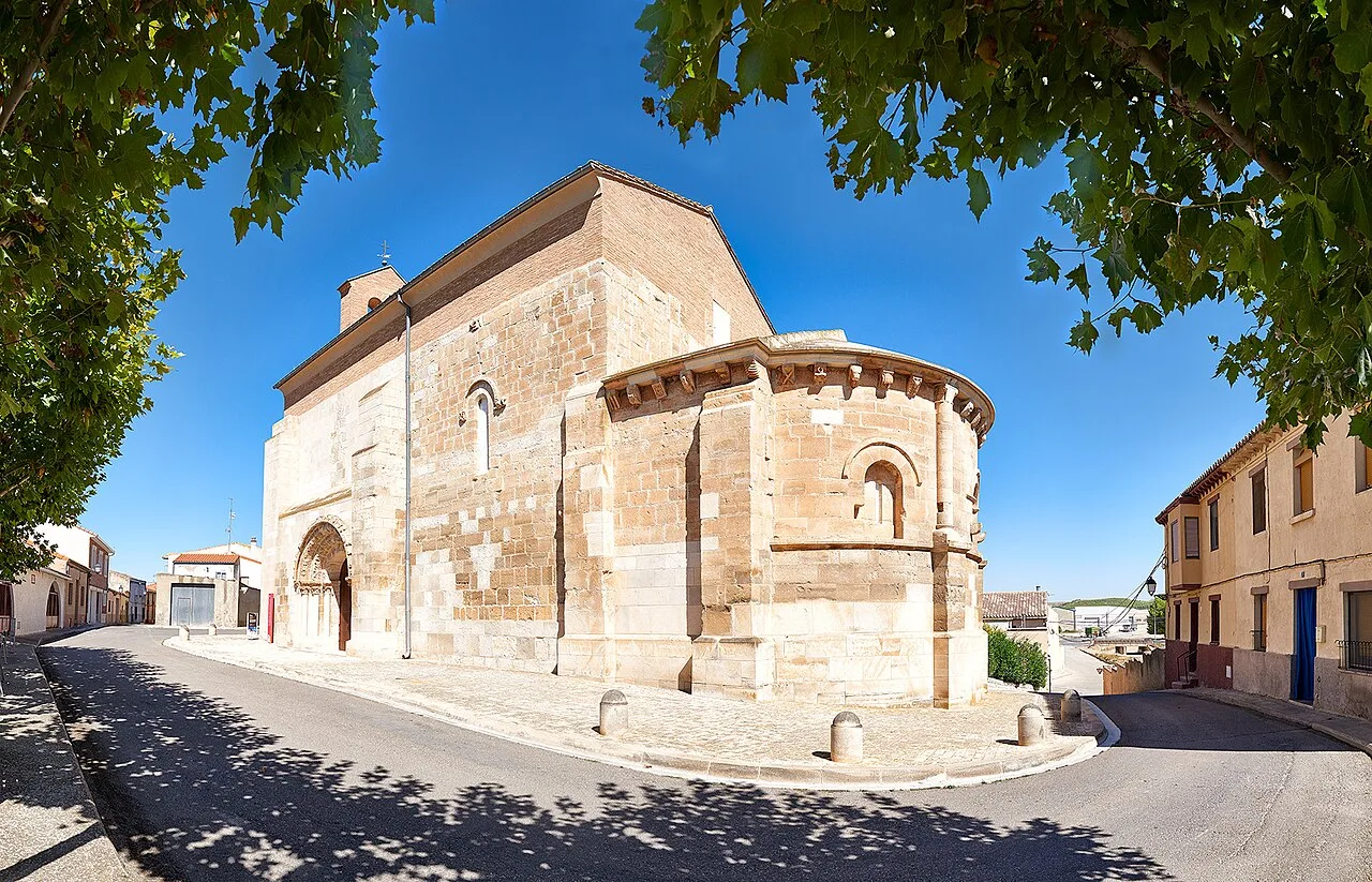 Iglesia de San Juan de Jerusalén en Cabanillas, Navarra, vista desde el exterior.
