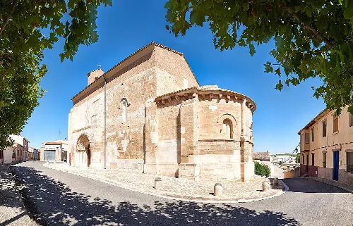 Iglesia de San Juan de Jerusalén en Cabanillas, Navarra, vista desde el exterior.