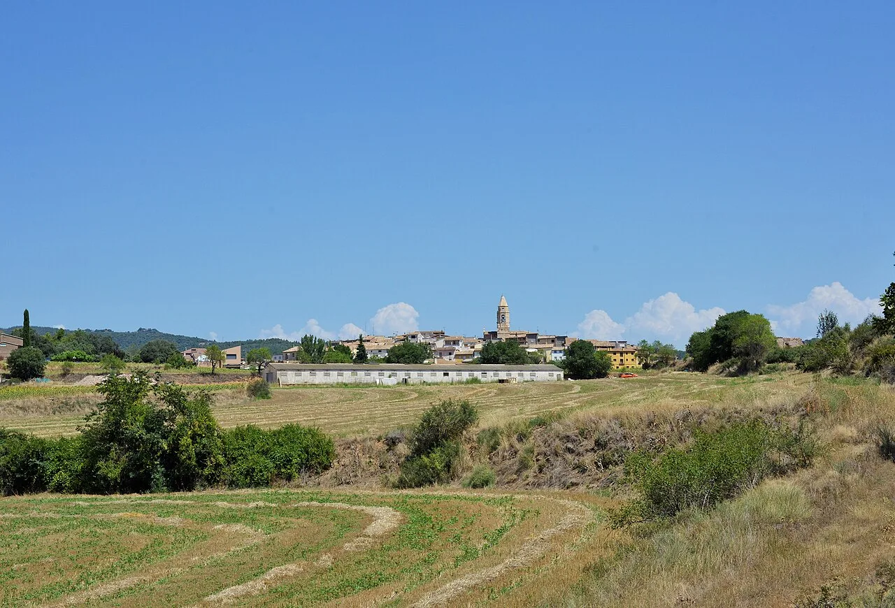Ländliche Landschaft mit Kirche und Häusern in Tolva, Huesca, an einem sonnigen Tag.