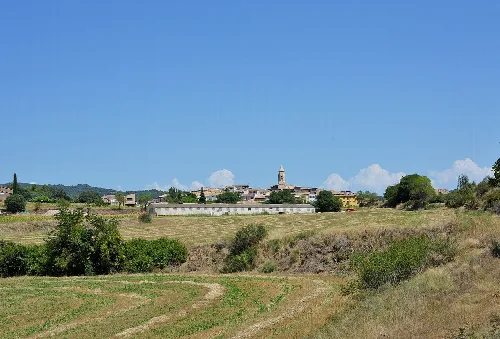 Ländliche Landschaft mit Kirche und Häusern in Tolva, Huesca, an einem sonnigen Tag.