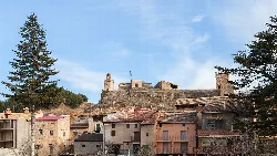 Casas y castillo en Báguena, Teruel, España.