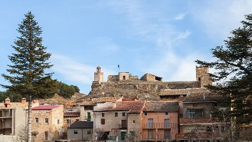 Häuser und Burg in Báguena, Teruel, Spanien.