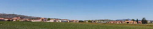 Landschaft mit Häusern und Gebäuden in Ólvega, Soria, unter blauem Himmel.