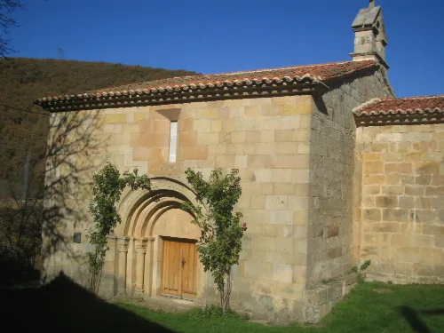 Iglesia de San Juan Bautista, en Aldea de Ebro, Valdeprado del Río (Cantabria). Románica, siglo XIII.