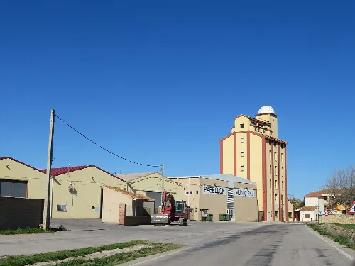 Hohes Gebäude und blauer Himmel in Bello, Teruel, Spanien.