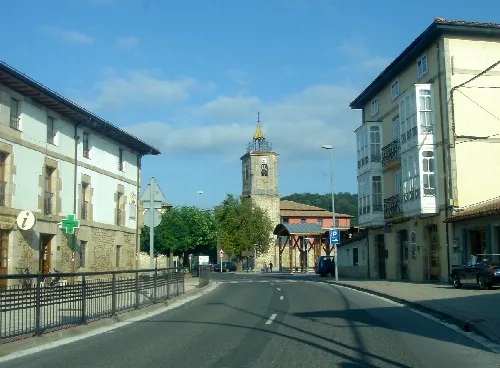 Kirche in Murgia, Álava, mit Gebäuden und Himmel.