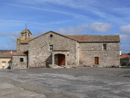 Steinkirche in Cipérez mit Turm und Holztür.