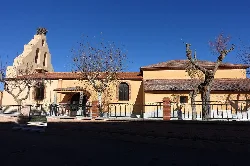 Iglesia de San Bartolomé y casas en Morasverdes, Salamanca.
