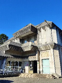 Edificio de hormigón con ventanas grandes y estructura moderna en Corvera de Asturias.
