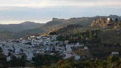 Paisaje de Carcabuey con casas blancas y castillo en la colina.