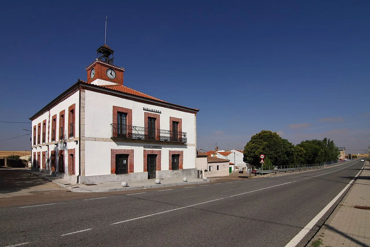 Edificio del ayuntamiento con reloj y balcón en Mozárbez.