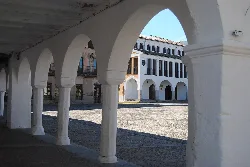 Weiße Bögen auf der Plaza de la Constitución in Garrovillas de Alconétar.