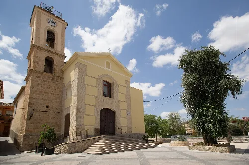 Kirche mit Turm und Treppe in Albudeite.