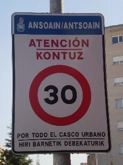 Geschwindigkeitsbegrenzungsschild von 30 km/h in Ansoáin, Navarra.