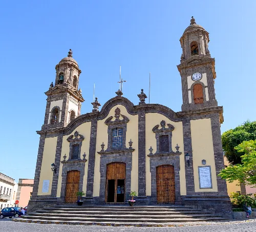 Fassade einer Kirche mit Zwillings Türmen und Treppe am Eingang in Guía, Gran Canaria.