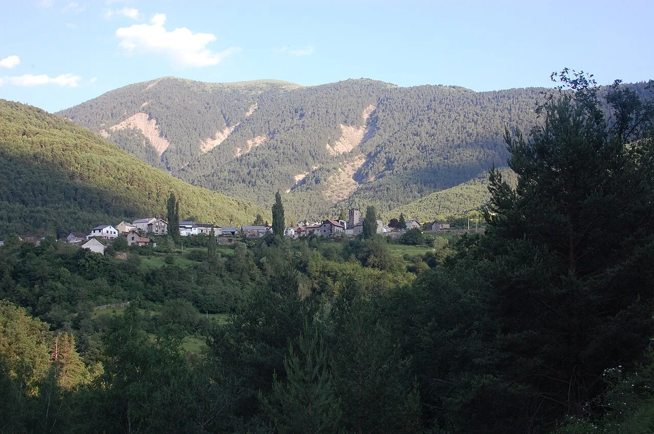 Landschaft von Yesero mit Bergen und Bäumen.