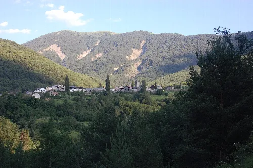 Landschaft von Yesero mit Bergen und Bäumen.