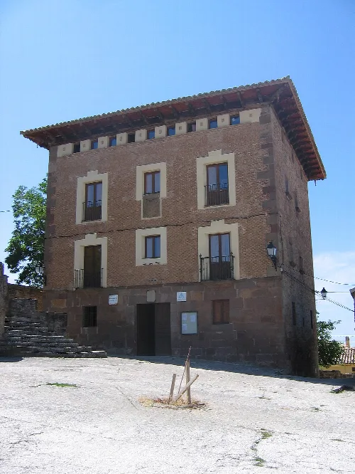 Undués de Lerda: Palace / Youth Hostel