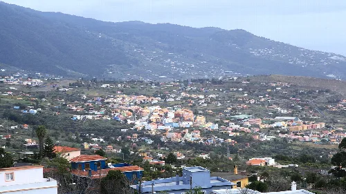 Panoramablick auf Breña Alta mit Bergen im Hintergrund.