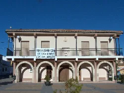 Edificio del ayuntamiento de Benagéber con arcos y balcón.